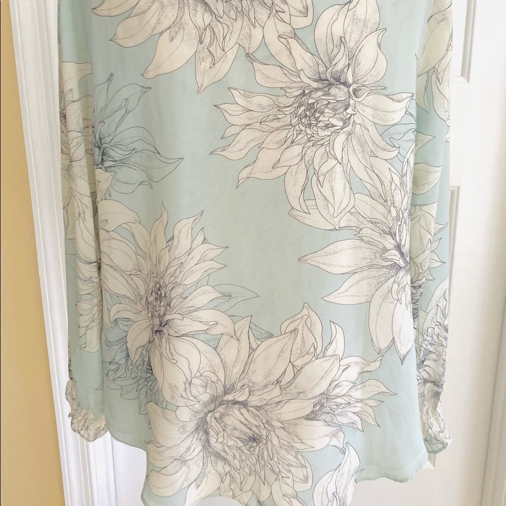 ✨Vince Camuto Mock-Neck Blouse✨ - Picture 9 of 10